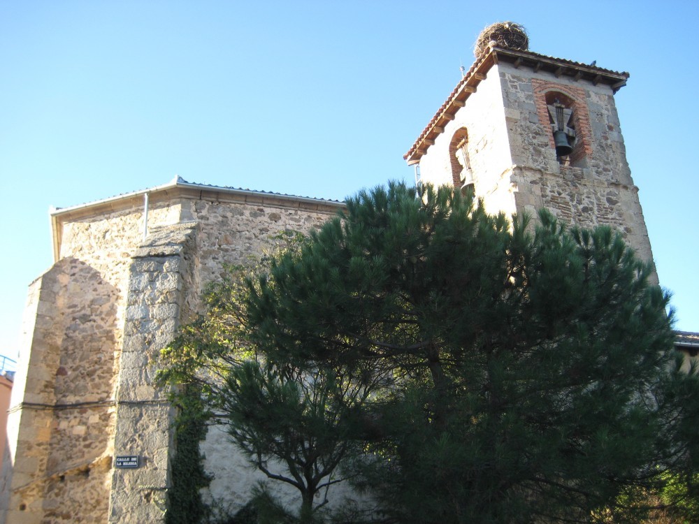 Iglesia de Palazuelos, con la sierra al fondo.